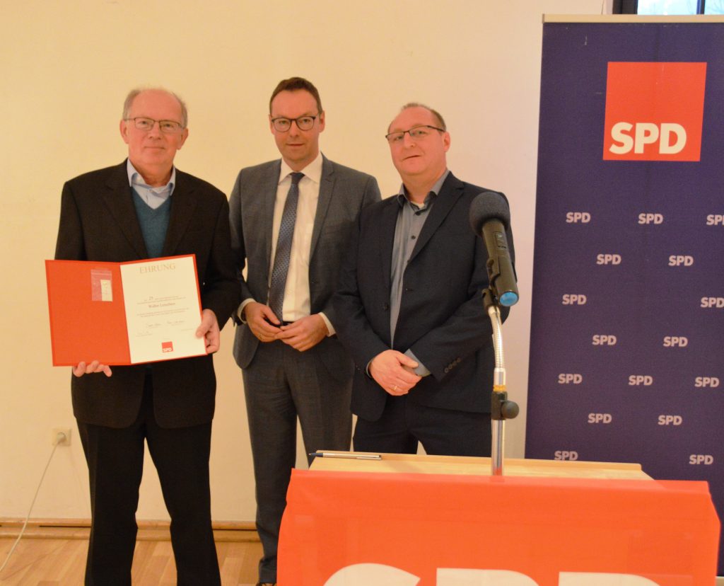 Im Rahmen des Neujahrsempfanges wurde Walter Leischner für 25 Jahre Mitarbeit in der SPD geehrt. Es beglückwünschten Staatsekretär Dr. Alexander Wilhelm (Mitte) und 2. Vorsitzender des SPD-OV Untermosel Christian Bender (rechts).